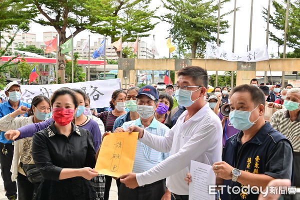 ▲台東縣議長吳秀華接受果農的請願書。（圖／記者楊漢聲翻攝）