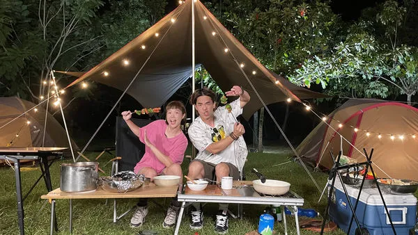 ▲▼ 露營,野營,camping,肯拼兄妹,柯有倫,李佳穎,投影機,ViewSonic,switch。（圖／擷取自《肯拼兄妹》）