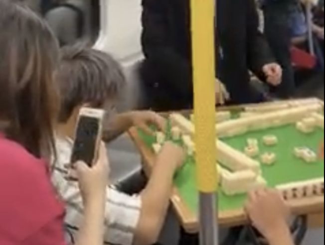 ▲民眾在香港地鐵內擺桌打麻將。（圖／翻攝網路）