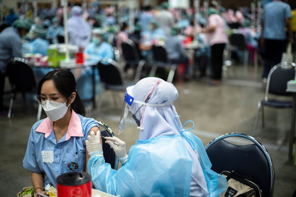 ▲▼ 泰國疫情／曼谷高中生接種新冠疫苗。（圖／路透）