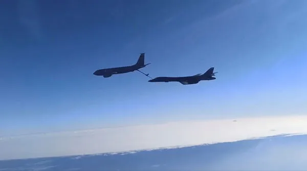 ▲▼俄羅斯Su-30戰機視角的美軍B-1B轟炸機與KC-135加油機完成加油任務。（圖／路透）
