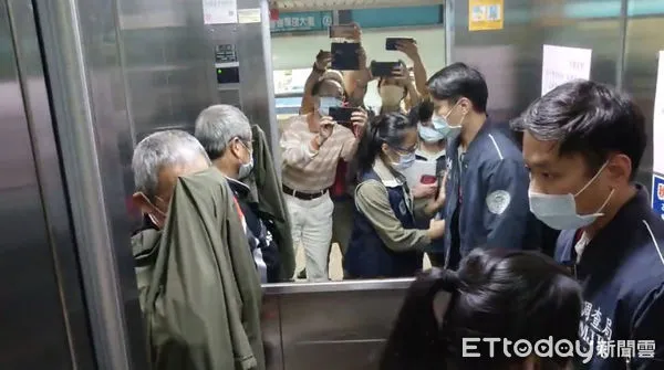 ▲基隆議員父子檔涉貪向建商索賄 韓世昱、韓良圻被檢帶回漏夜偵訊。（圖／記者郭世賢翻攝）