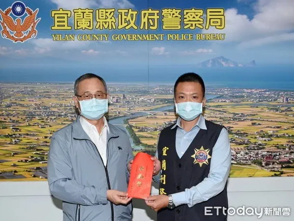 ▲▼警政署長陳家欽（左）趕赴宜蘭，感謝局長廖材楨及同仁的守護治安敬業辛苦。（圖／記者游芳男翻攝，下同）