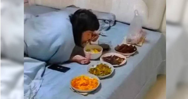 1名女子因懶得下床，老公只得按時將三餐端上床供她享用。（圖／翻攝自中國報）