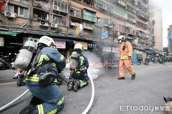 ▲北市消防局21日上午假信維大樓舉辦救災演練、副市長黃珊珊到場視察。（圖／記者張君豪翻攝）