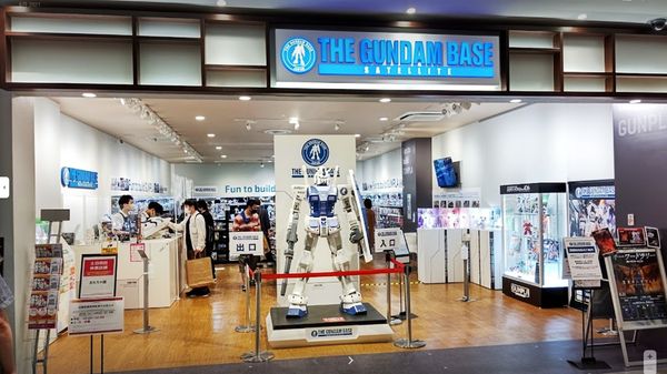 位在京都的AEON購物中心，今年新開幕了鋼彈基地旗艦店的分店，入口就矗立了一尊大型鋼彈模型，吸引許多鋼彈迷朝聖。（翻攝自googlemap）