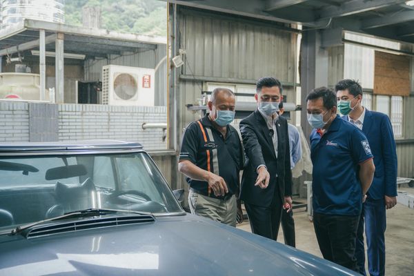 ▲林智堅參訪全球最大古董車復刻王「合擎」工廠。（圖／新竹市政府提供）