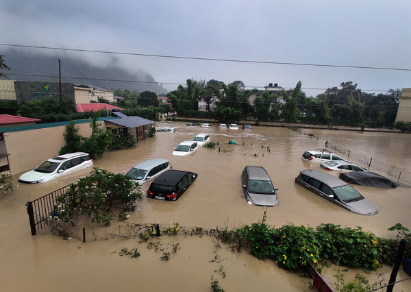 ▲▼暴雨襲印度、尼泊爾至少150人亡。（圖／達志影像／美聯社）