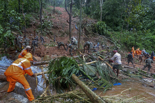 ▲▼暴雨襲印度、尼泊爾至少150人亡。（圖／達志影像／美聯社）