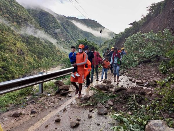 ▲▼暴雨襲印度、尼泊爾至少150人亡。（圖／達志影像／美聯社）