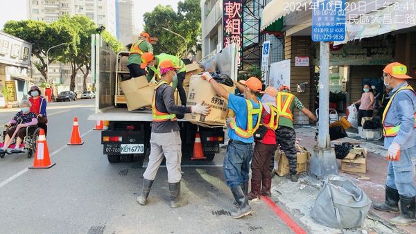 ▲▼環保局持續協力清除障礙物，守護市民居家安全。（圖／高市環保局提供）