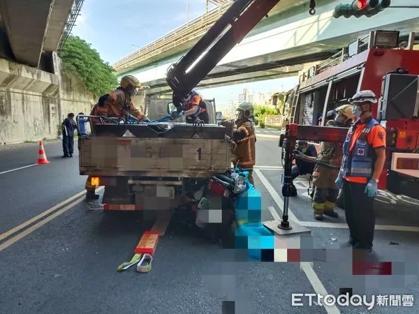 ▲台南市仁德區中正路與台86橋下發生1起死亡車禍，42歲杜姓男子騎機車行經該處時，不知何故追撞停等紅燈的自小貨車後車斗，杜男當場死亡。（圖／記者林悅翻攝，下同）