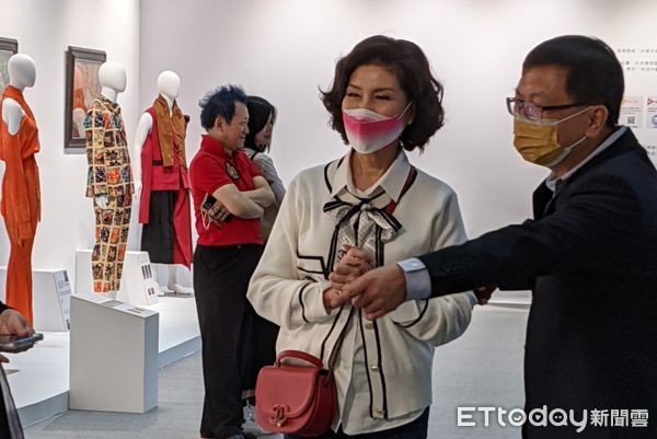 ▲白嘉莉現身今年台北藝術博覽會，並且在紡織區駐足。（圖／記者吳佳穎攝）