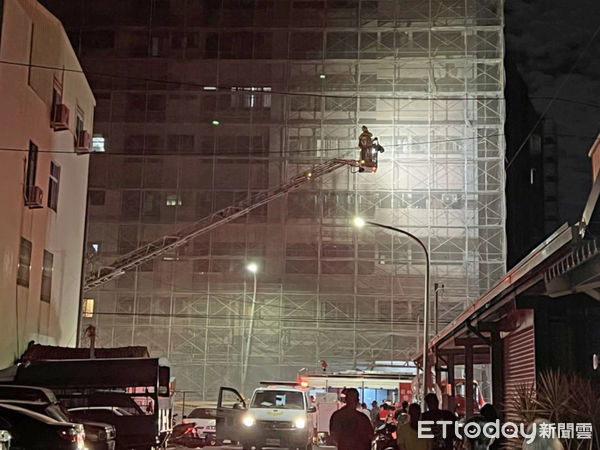 ▲雲林莿桐鄉農會住商大樓今日晚間20時許突然傳出火警，警消救出一名女性住戶因緊張過度換氣，預防性送醫。（圖／記者蔡佩旻翻攝）