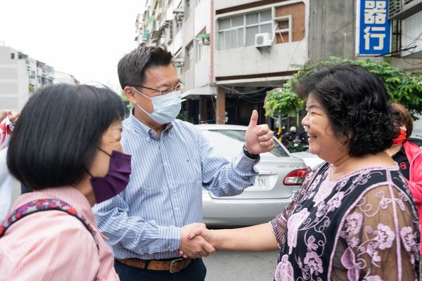 ▲▼高雄40鄉親包車北上挺陳柏惟：台中人應該疼惜他。（圖／記者賴文萱翻攝）