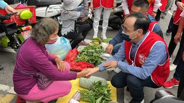 ▲▼台灣基進立委陳柏惟罷免案明天投票，國民黨主席朱立倫今再赴霧峰市場掃街催票。（圖／朱立倫辦公室提供）