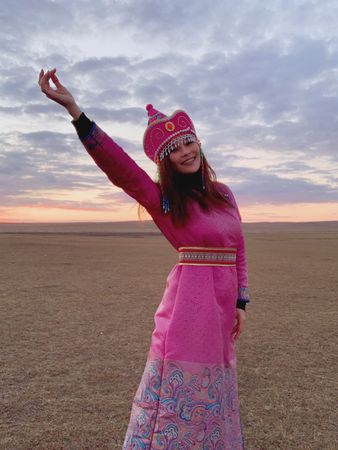 ▲周蕙換上內蒙古傳統服飾體驗擠奶。（圖／華研國際提供）