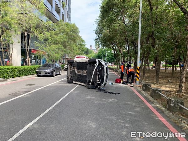 ▲29歲洪姓男子駕駛小客車，疑因一時恍神操作不當，左前車輪自撞路旁護欄石柱後翻覆路中。（圖／民眾提供，下同）