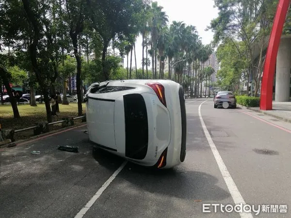 ▲29歲洪姓男子駕駛小客車，疑因一時恍神操作不當，左前車輪自撞路旁護欄石柱後翻覆路中。（圖／民眾提供，下同）