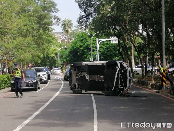 ▲29歲洪姓男子駕駛小客車，疑因一時恍神操作不當，左前車輪自撞路旁護欄石柱後翻覆路中。（圖／民眾提供，下同）