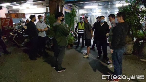 ▲▼李嫌逃亡花蓮，深夜在街頭買焼烤被警方發現，遭壓制後逮捕。（圖／花蓮警分局提供，下同）