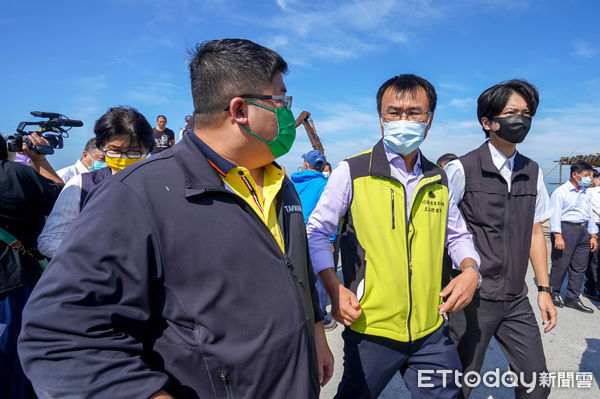 ▲民進黨立委蔡易餘向農委會主委陳吉仲爭取兩座天車式吊蚵機，以及地層下陷網寮漁港堤防加高計畫。        （圖／翻攝蔡易餘臉書）