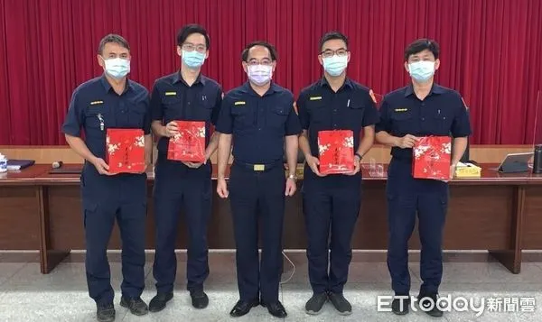 ▲分局長頒發「破案茶」予各績優分駐(派出)所。（圖／記者楊漢聲翻攝）