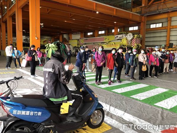 ▲啟德重機打開總部大門　爺奶體驗大車死角兼賞巨吊車：過癮。（圖／記者陳凱力翻攝）