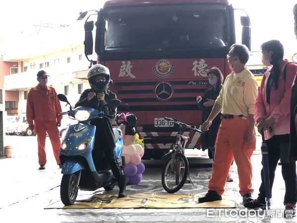 ▲啟德重機打開總部大門　爺奶體驗大車死角兼賞巨吊車：過癮。（圖／記者陳凱力翻攝）