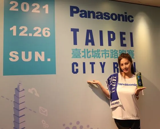 ▲「E級女神」張永歆宣傳本屆台北城市路跑賽服飾與週邊商品。（圖／公關提供）