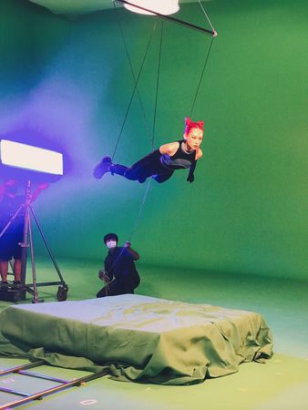▲▼女團HUR為拍MV首度挑戰吊鋼絲。（圖／AOA ENTERTAINMENT LAB提供）