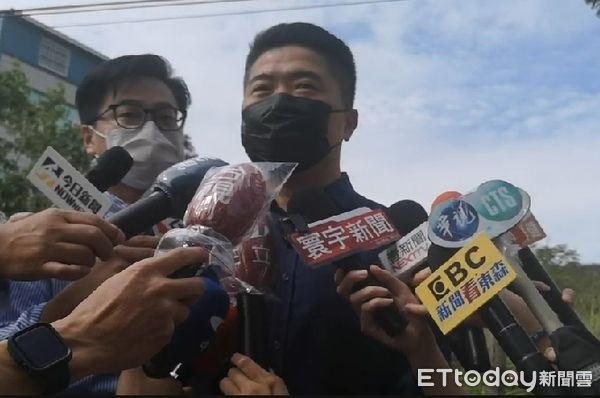 ▲▼顏寬恆稍早也現身投票所，完成罷免案投票，並表示他前一晚睡得很好。（圖／記者唐詠絮攝）