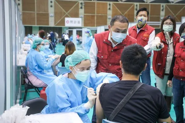 ▲▼侯友宜視察疫苗接種情形暨感謝醫護人員辛勞。（圖／新北市府提供）