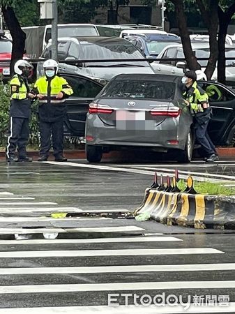 ▲▼Uber司機癲癇發作，載乘客衝對向車道，波及1汽車5機車。（圖／記者邱中岳翻攝）