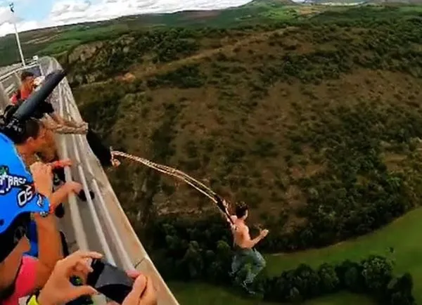 ▲▼「打赤膊跳傘」的驚悚影片曝光。（圖／翻攝自IG／@jesse_grylls）