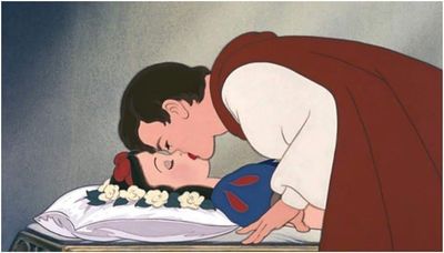 迪士尼其實很母湯！大叔王子「親吻蘿莉白雪遺體」　茉莉未成年被拐出門！