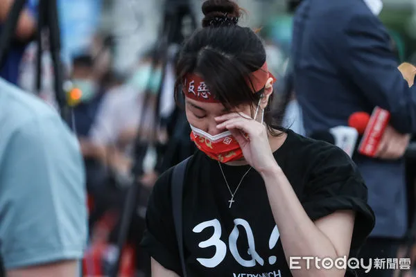 ▲陳柏惟支持者難過落淚。（圖／記者林敬旻攝）