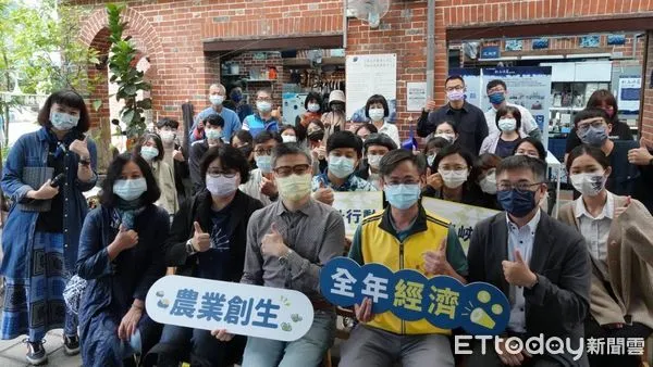 ▲新北跨域結合產官學合作 臺藝大青年設計力打造「新三峽藍」。（圖／新北市農業局提供）