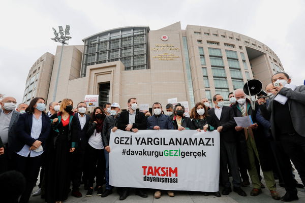 ▲▼土耳其慈善家卡瓦拉（Osman Kavala）的支持者，在法庭外聲援。（圖／路透）