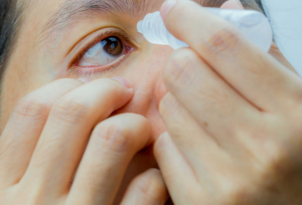 如果罹患乾眼症，可適時使用不含防腐劑的人工淚液舒緩症狀，再依病況逐步治療。（圖／123RF）