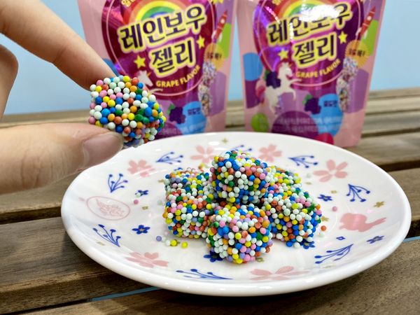 ▲▼白桃冰棒、韓國SEOJU Rainbow軟糖。（圖／7-11提供）