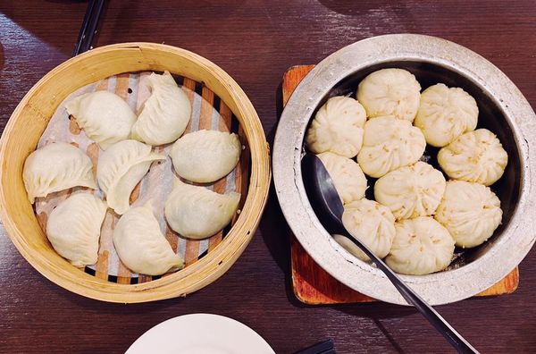 ▲▼美國在台協會處長孫曉雅搭捷運品嚐台灣美食。（圖／美國在台協會臉書）