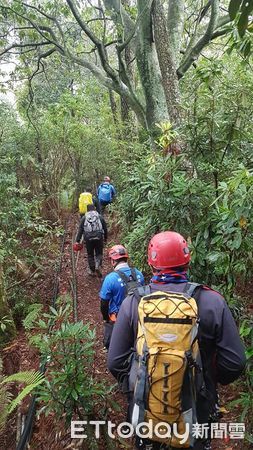 ▲▼搜救人員上白姑大山，輪番用擔架將傷者抬下。（圖／神鷹山區搜救隊提供）