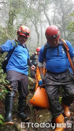 ▲▼搜救人員上白姑大山，輪番用擔架將傷者抬下。（圖／神鷹山區搜救隊提供）