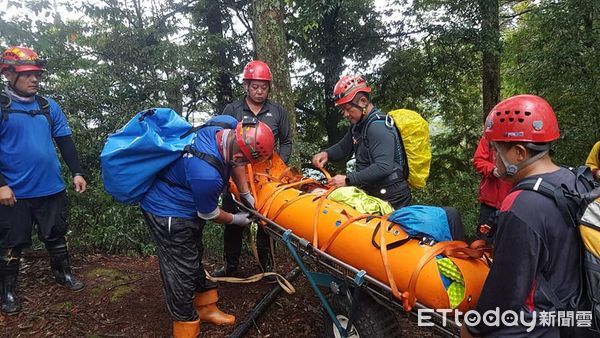 ▲▼搜救人員上白姑大山，輪番用擔架將傷者抬下。（圖／神鷹山區搜救隊提供）