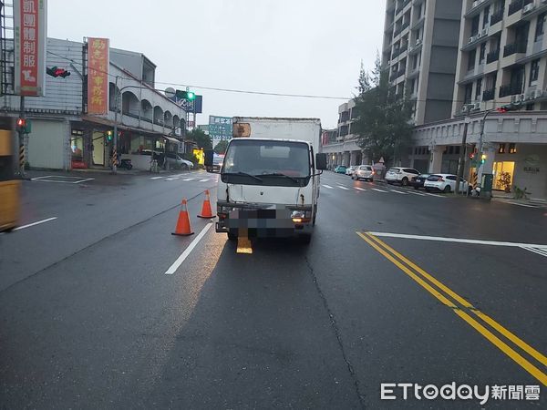 ▲▼小貨車輾過王姓小6生，王生人在車底（箭頭所指）一度被拖行傷重。（圖／記者游芳男翻攝，下同）