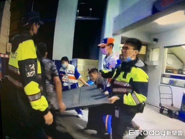 ▲員警和民眾10多人合力抬起重達百斤大貨車尾門。（圖／龜山警分局提供）