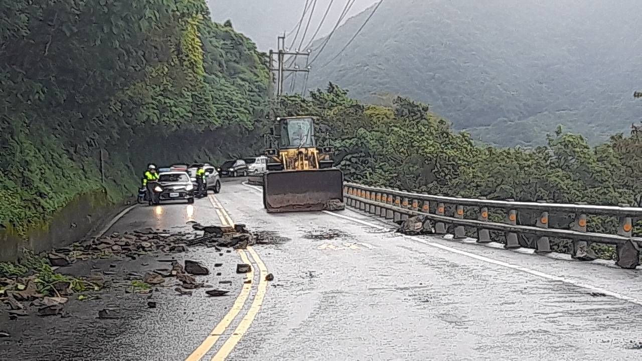 ▲宜蘭大地震，台9線落石一度單線雙向管制。（圖／記者游芳男翻攝）