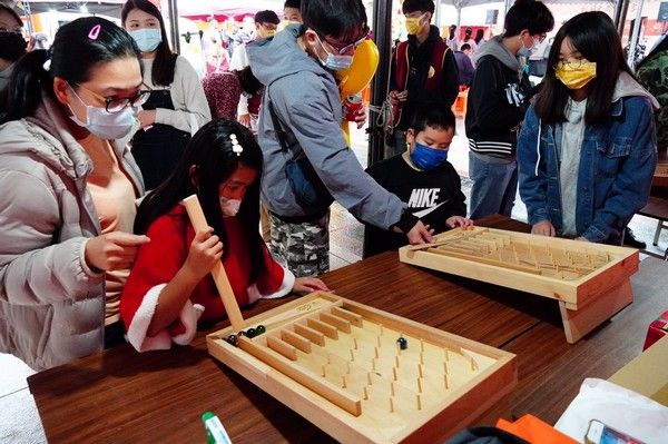 ▲桃園景福宮建醮搭《魷魚遊戲》熱潮，闖關遊戲請主神當關主