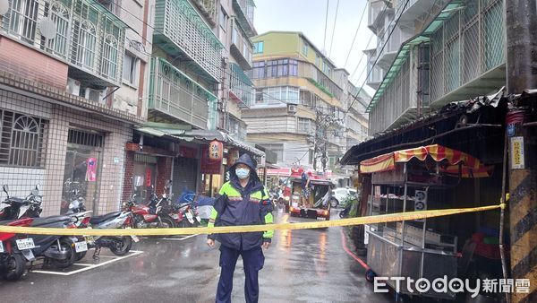 ▲▼地震將中和公寓頂的水塔震倒，卡屋簷搖搖欲墜             。（圖／記者陳以昇翻攝）